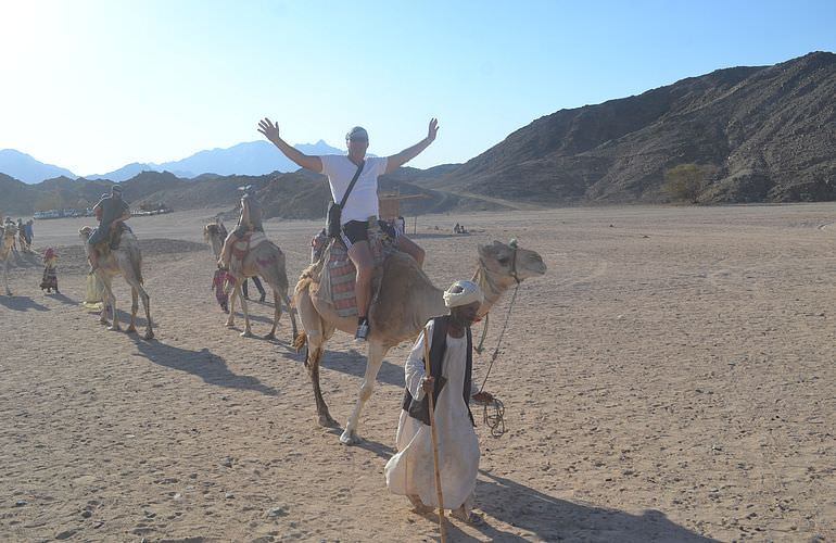 Kombi-Wüstentour in Sahl Hasheesh: Quad, Jeep, Buggy und Kamelreiten