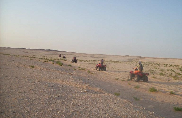 Quad Abenteuer in Sahl Hasheesh: Private Tour durch die Wüste mit Abendessen
