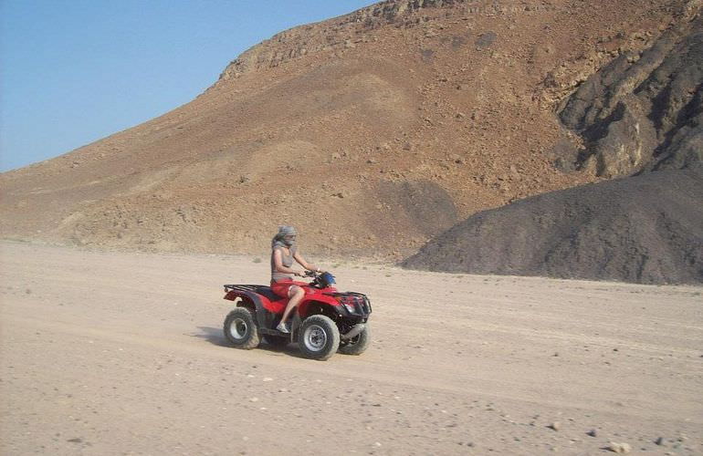 Quad Abenteuer in Sahl Hasheesh: Private Tour durch die Wüste mit Abendessen