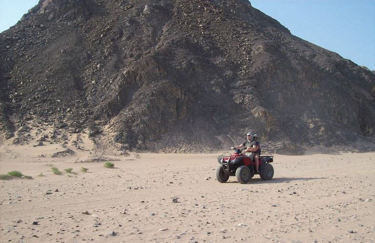 Quad Abenteuer in Sahl Hasheesh: Private Tour durch die Wüste mit Abendessen