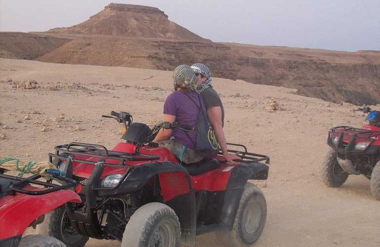 Quad Abenteuer in Sahl Hasheesh: Private Tour durch die Wüste mit Abendessen