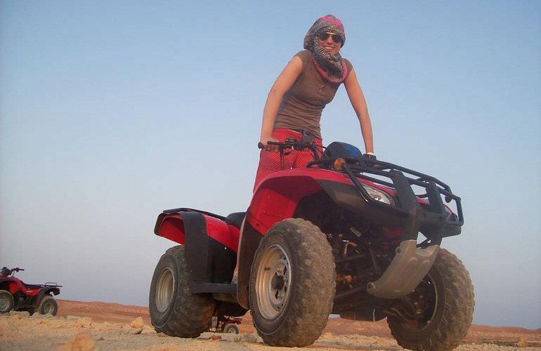 Quad Abenteuer in Sahl Hasheesh: Private Tour durch die Wüste mit Abendessen