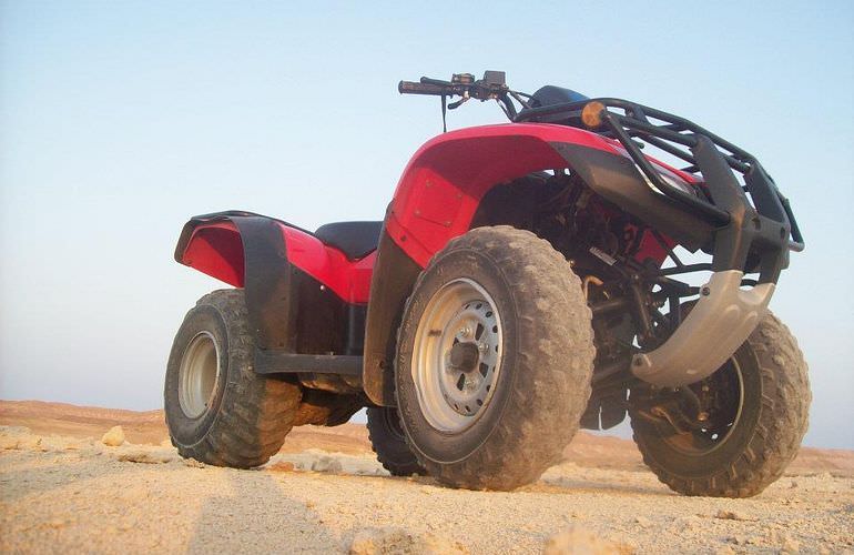 Quad Abenteuer in Sahl Hasheesh: Private Tour durch die Wüste mit Abendessen