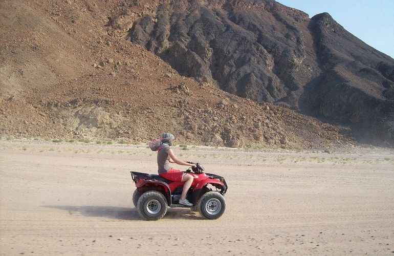 Quad Abenteuer in Sahl Hasheesh: Private Tour durch die Wüste mit Abendessen