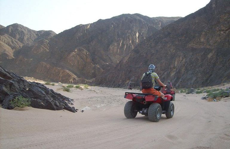 Quad Abenteuer in Sahl Hasheesh: Private Tour durch die Wüste mit Abendessen