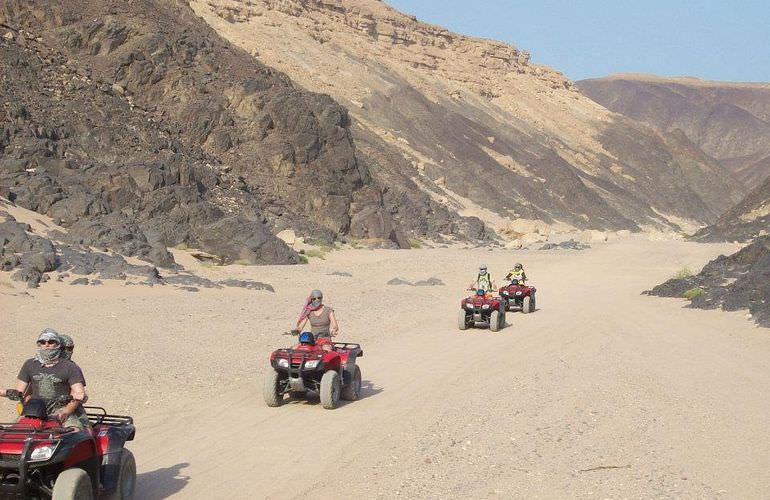 Quad Abenteuer in Sahl Hasheesh: Private Tour durch die Wüste mit Abendessen