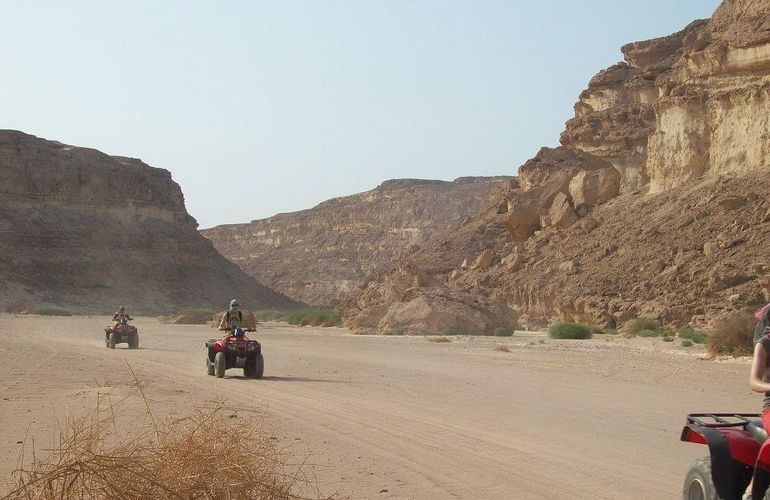 Quad Abenteuer in Sahl Hasheesh: Private Tour durch die Wüste mit Abendessen