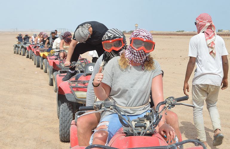 Quad Safari am Morgen durch die Wüste von Sahl Hasheesh mit Kamelreiten