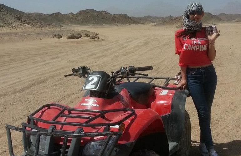 Quad Safari am Morgen durch die Wüste von Sahl Hasheesh mit Kamelreiten