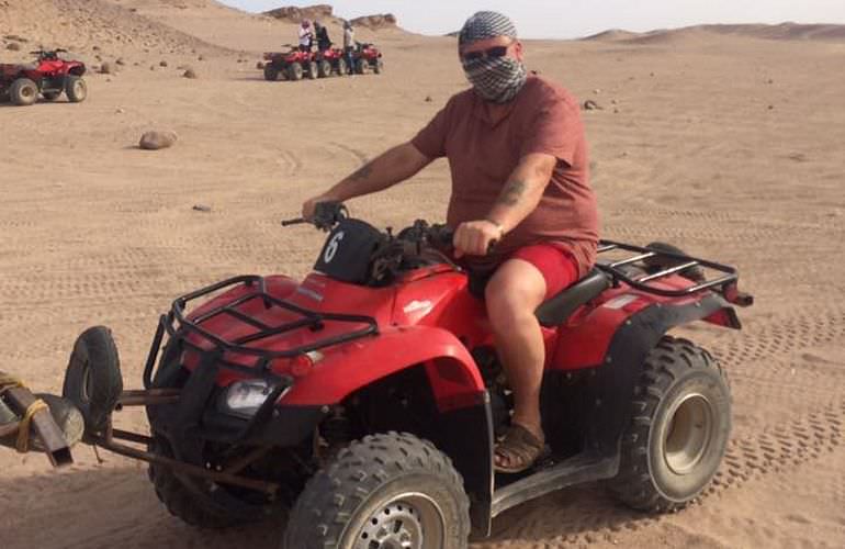 Quad Safari am Morgen durch die Wüste von Sahl Hasheesh mit Kamelreiten