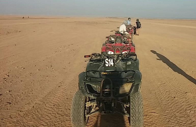 Quad Safari am Morgen durch die Wüste von Sahl Hasheesh mit Kamelreiten